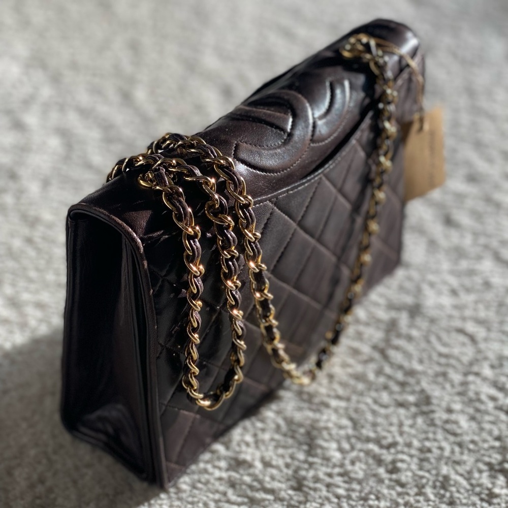 Authentic Chanel Flap Lambskin Purse 🤍🤎